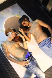 The strength of the West with a touch of passion. Two cowboys who command attention and heart 💥🤠 de darwinandbrayann  7 Imagens