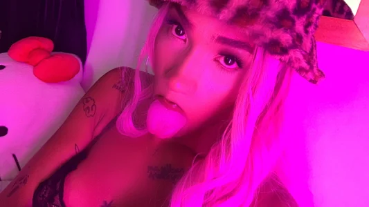 turabbitxx Susana pink u fav mami 🌈💋✨🔥 Hình