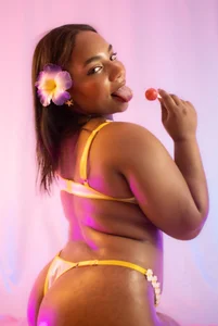 arianna_millers Too tempting to go unnoticed. Hình 6