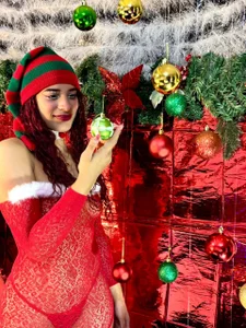 Alisha_Evans_Rs "Holiday magic hits different when I’m around." ✨💄 Foto 3