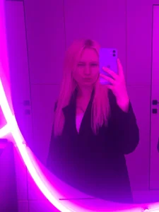 DunkedEssay BlondePoutMirror Gambar
