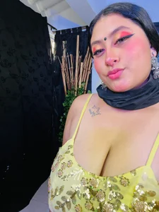 kalpanaaishaa Yellow suit Pic