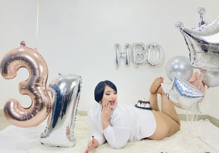 LeahMillerr: My birthday 🥳🌸🎁 ( 6 фото)