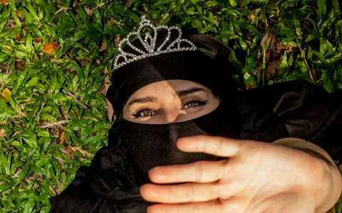 rawiya The mystery walks between the trees ... do you dare to follow me? 🌳🖤😉🔥 Immagine 