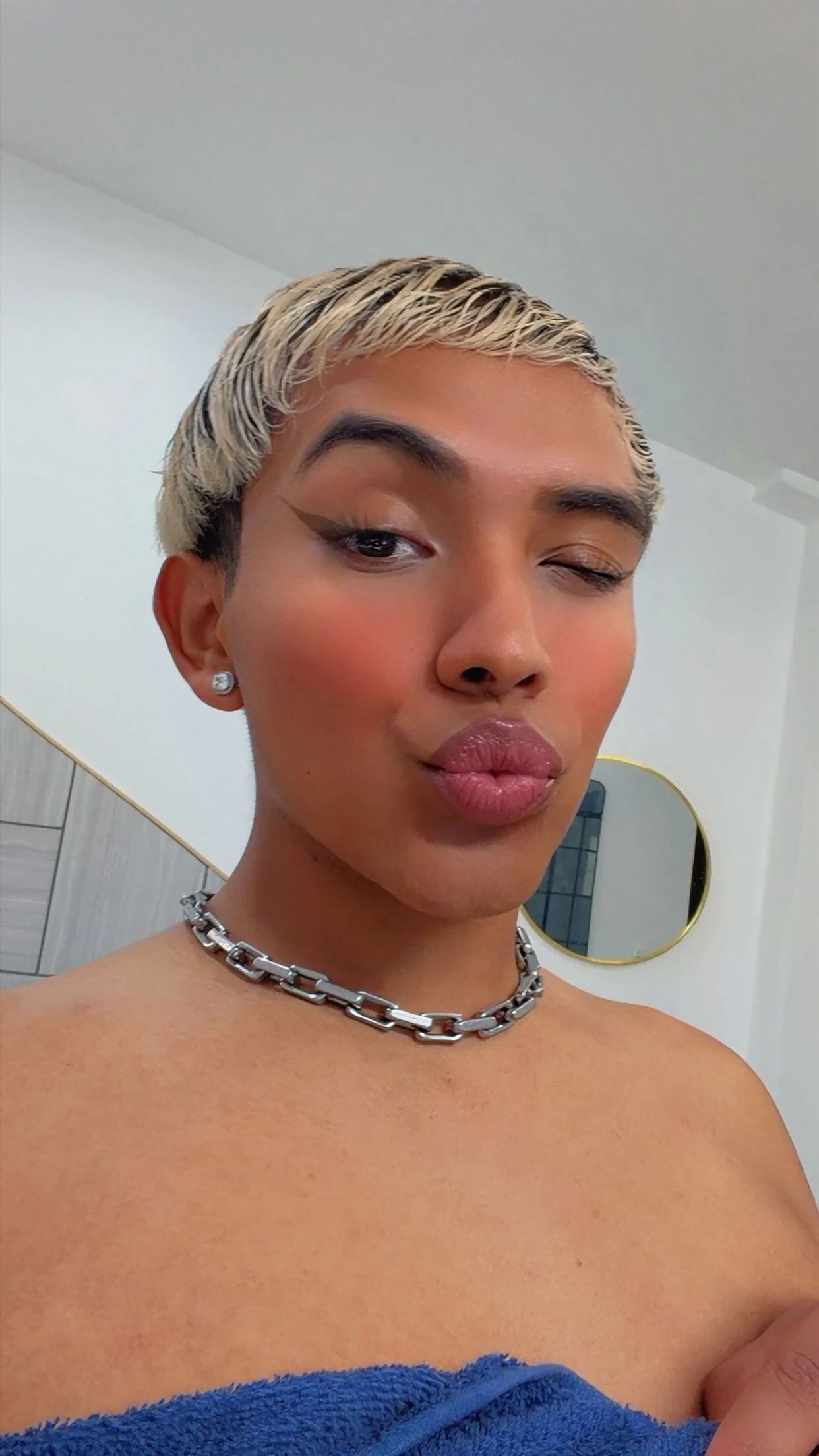 Queenashleygomez Public  2টি ছবি