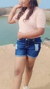 Cute-girlyy Public Pic 3