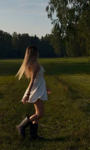 Erika_Alluring golden hour Foto 5