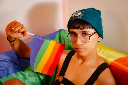 Thayler_jones"Your gaze doesn’t intimidate me. My pride shines brighter. 🌈😈" Bild