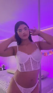 kimberly_montiel do you like the color white or me? 🥰 slika 3