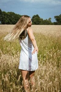 soy_Mira: In the field in a white dress 🤍 ( фото)