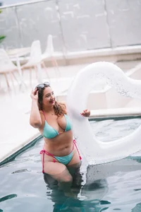 MiiaHot: Pool day 💦 ( фото)