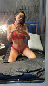 Scarleth_Fox_ “More sparkle, less layers… holiday spirit activated ✨🔥” 사진 4