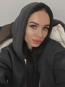NicoleMerz Public slika 5
