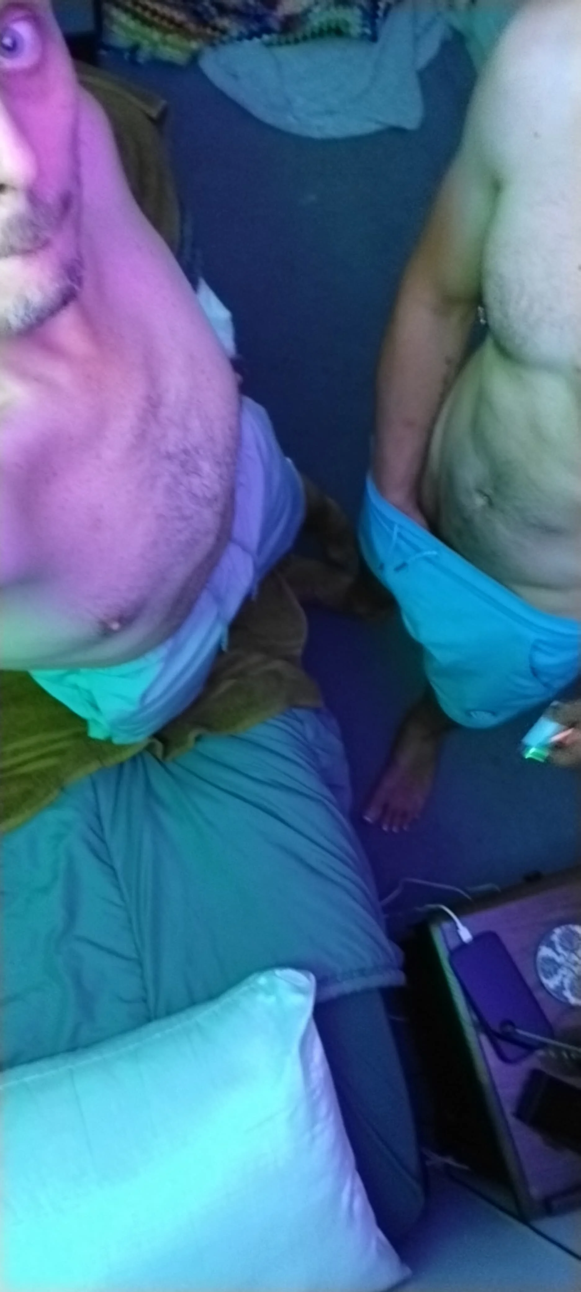 Public de 2hornyguyz  3 photos
