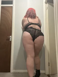 JigglyArseSarah Just a little tease Pic 5