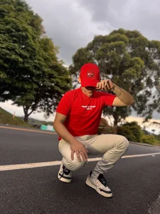 where red does not go unnoticed and eyes linger. ❤️‍🔥 de jhosepMoreno Foto 3