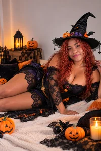 anailynn🇨🇴 Careful, this little witch has a special spell just for you 🧙🏻‍♀️🖤✨ Dare to discover it? 🎃图片