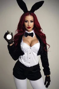 TiffanyBlaize Thinking how big that carrot is…. 🐰  6টি ছবি