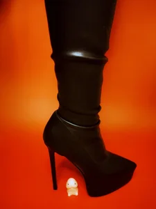 Beauty-And-The-Fist: Public ( 6 фото)