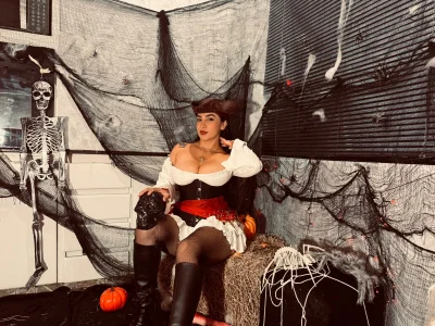 Scarlet_Reyes happy halloween 🎃💀🎀 - {count, plural, one {תמונה אחת} two {שתי תמונות} many {# תמונות} other {# תמונות}}