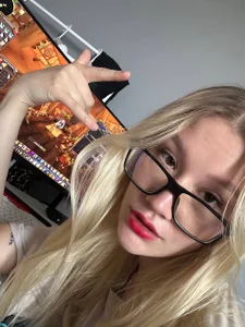 _Anna_Nolan_ World of Warcraft vibe Pic 2