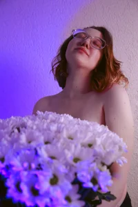 Charmy_GracyのPREVIEW photoshoot with a hairy pussy in flowersの 2枚の写真