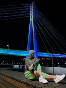 roxana_brooksのNeon orgasmの 7枚の写真