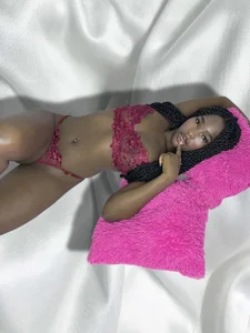 sweetafrica_squirt 🌹 Cinnamon-toned skin, sweet lips, and a gaze that makes you fall in love. 😍🤎 slika