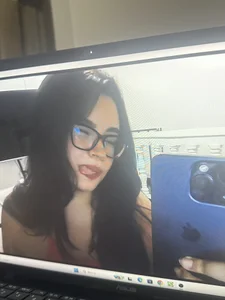 Emily_Taylor2: Do you like my new computer? ( 3 фото)