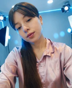 VioletaNova My blue background makes me look happier Foto 4