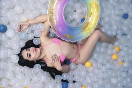 CameronCollins_ POOL PARTY? Εικόνα 4