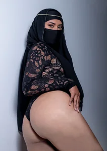 Between lace and looks, he provoked you. 👀💋 de Daksha_a Foto 5