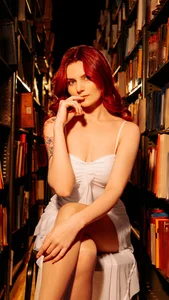 KellyStone: The Mysterious Reader ( 2 фото)