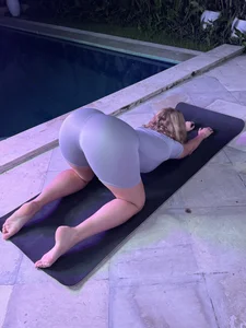 Nura_n_SarahのSARAH and NURA. Stretchingの 4枚の写真