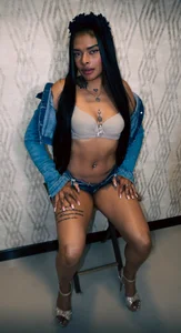 EmmaEbony_ Public  8টি ছবি