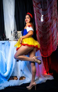 Julia_Haye Halloween Pic 4