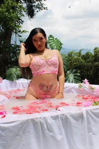 gabriella_coxx between flowers Pic 2