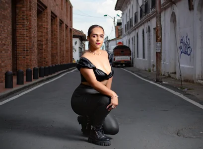 MarilynVega1 A little urban style Pic 3