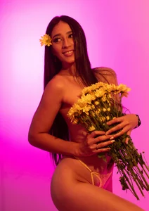 Valentina_Ross_ yellow girl 🔥 Pic 3