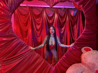 charlotte_stevenss_ Red ♥️ slika 2