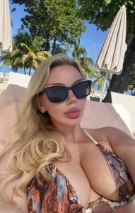 Blonde-Bella-XX Public 사진 2