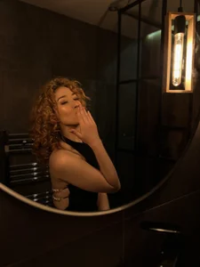 𝑀𝒾𝓇𝓇𝑜𝓇,𝓂𝒾𝓇𝓇𝑜𝓇 𝑜𝓃 𝓉𝒽𝑒 𝓌𝒶𝓁𝓁... de SerenaBennet  4 Imagens