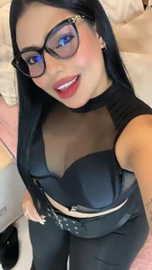 kyana_cream Black looks great on me. lol Pic 2