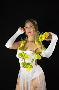 Between the heavens and desire, this irresistible goddess reigns. 🤍🔥 de Catalina_Model Foto 2