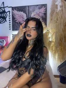 👻 Do I scare you or make you want to? 😏 de Lairahearvy  5 Imagens
