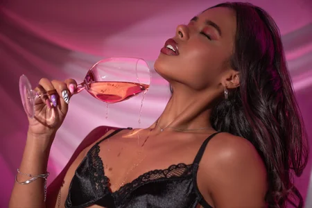 naomi_hill1 Velvet Glow 🥰💖 Pic 4