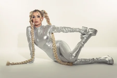 HannaConnor_ SILVER GLAMOUR Immagine  6