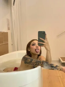 ValentinaDeAngelis 🫧💋Midnight Bubbles🫦🫧 slika