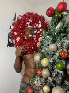 mike_aly: HOT Chrismas 🔥🎄 ( фото)