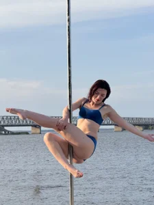 Bonnie_Naughtyy I'm working out outdoors today. 🤫 Foto 8